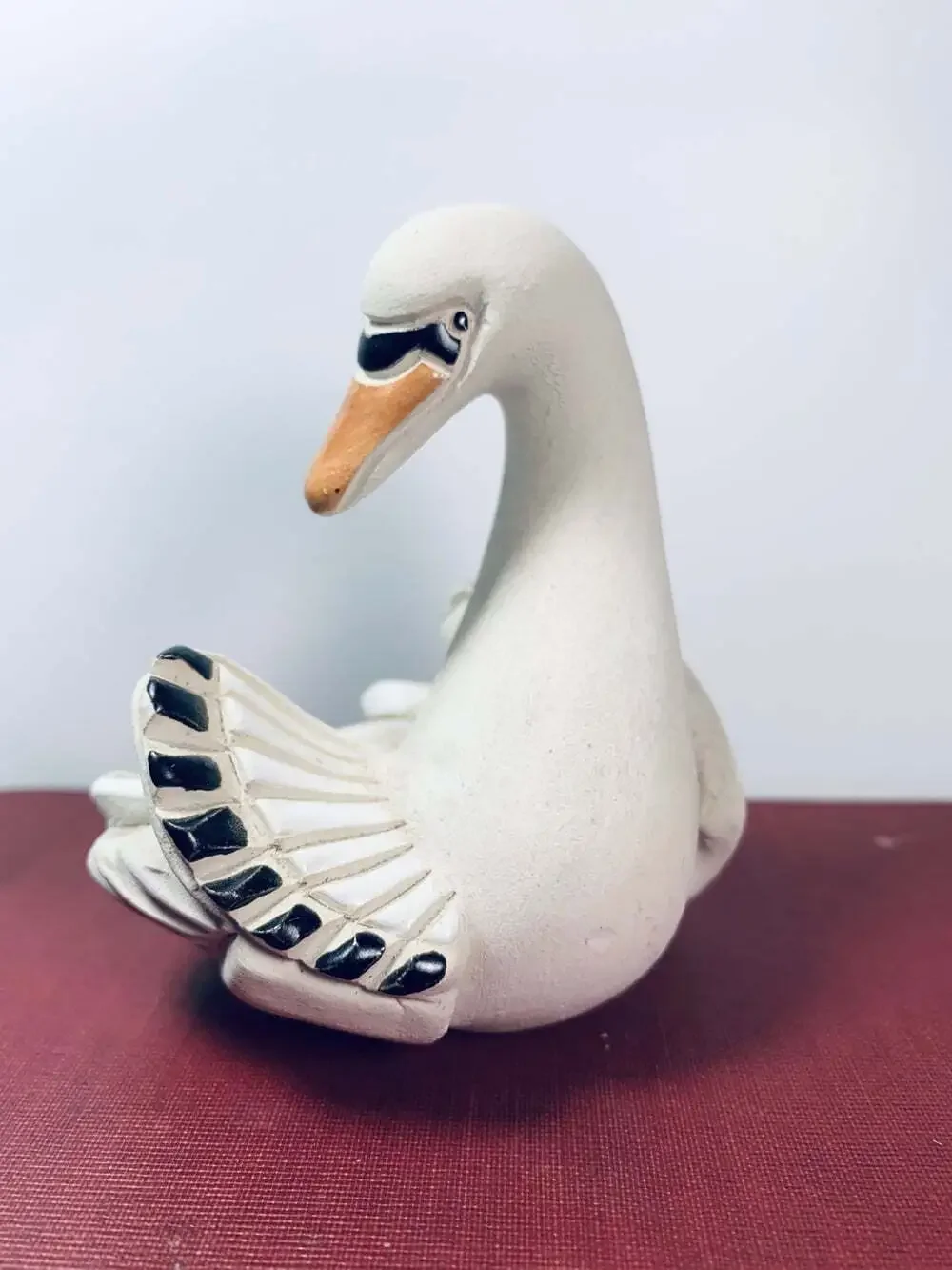 Swan figurine statue
